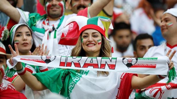 Suporter timnas Iran di Kazan Arena, Kazan, Rusia, 20 Juni.
