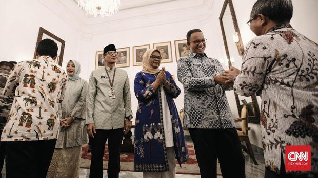 Gubernur DKI Jakarta Anies Baswedan dan Wakil Gubernur Sandiaga Uno  bersalaman dengan pegawai Pemprov DKI dan warga Jakarta saat halal bihalal, di Balaikota, Jakarta, Kamis (21/6). Warga dan PNS yang akan bersalaman dengan Gubernur dan Wagub DKI Jakarta antre di depan pintu masuk gedung Balai Kota DKI Jakarta sebelum dipersilakan masuk tepat pukul 08.00 WIB.