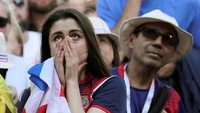 Fans Kosta Rika tak percaya negaranya dikalahkan Serbia dengan skor 0-1. Reuters/Henry Romero