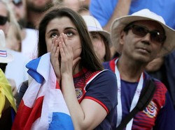 Fans Kosta Rika tak percaya negaranya dikalahkan Serbia dengan skor 0-1. Reuters/Henry Romero