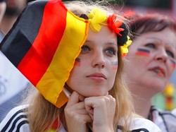 Pendukung Jerman tampak kecewa karena negaranya dikalahkan Meksiko dengan skor 0-1. Reuters/Hannibal Hanschke.