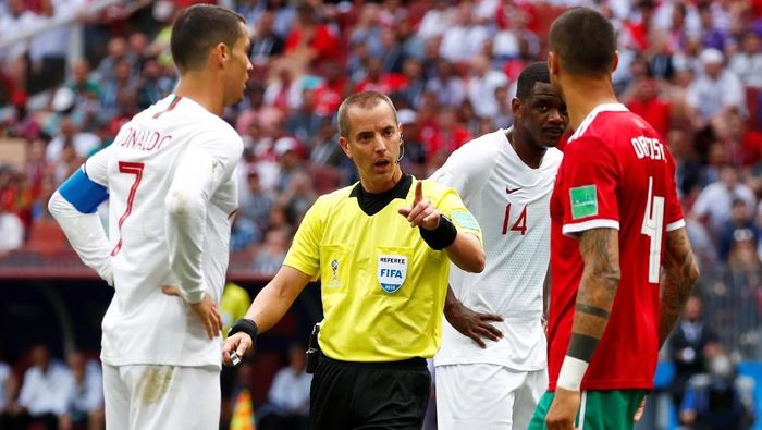 Mark Geiger dituduh meminta kaus Cristiano Ronaldo (Foto: Axel Schmidt/Reuters) Mark Geiger dituduh meminta kaus Cristiano Ronaldo (Foto: Axel Schmidt/Reuters)