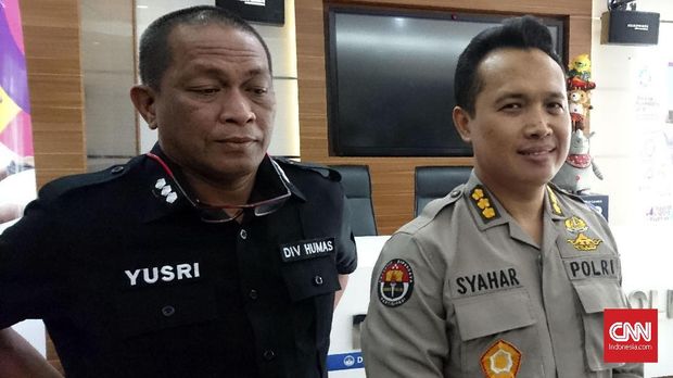 Syahar (kanan) menyebut manajemen Persija bisa dipanggil untuk keperluan pemeriksaan.