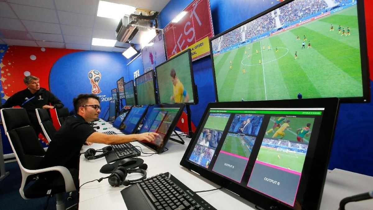 Video Assistant Referee akan digunakan di babak 16 besar Liga Champions. (Dok. Foto: Sergei Karpukhin/Reuters)
