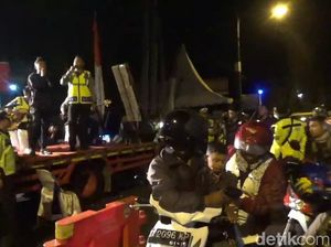 Hibur Pemudik, Polisi di Nagreg Gelar Konser Dadakan