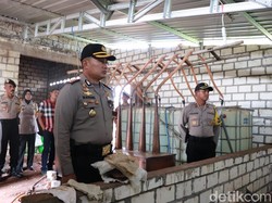 Polisi Gerebek Home Industry Arak di Tuban, Ribuan Liter Disita