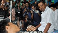 Mensos Sambangi Korban Keracunan Gas di Lombok
