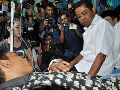 Mensos Sambangi Korban Keracunan Gas di Lombok