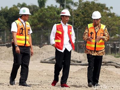 Gaya Jokowi Tinjau Proyek Runway 3 Bandara Soetta