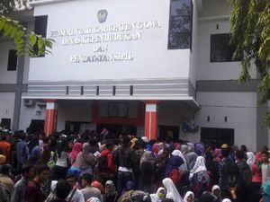 Warga Sampai Pingsan Antre, Dukcapil Gowa Buka Sabtu-Minggu