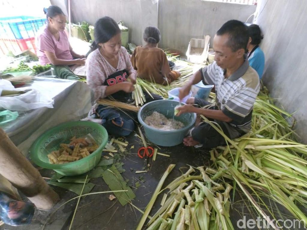 Berkah Lebaran Ketupat, Omzet Pembuatnya Capai Rp 270 Juta Berkah Lebaran Ketupat, Omzet Pembuatnya Capai Rp 270 Juta