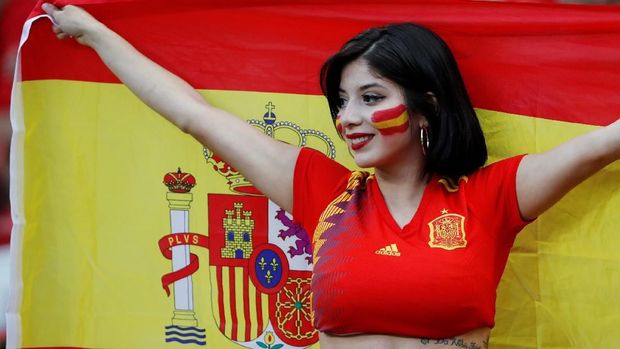 Salah satu suporter timnas Spanyol dalam pertandingan melawan timnas Iran pada Piala Duia 2018, di Kazan Arena, Kazan, Rusia, 20 Juni.