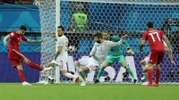 Iran tersentak. Di menit ke-62, sebuah gol bisa mereka lesakkan lewat kaki Saeid Ezatolahi memanfatakan kemelut tendangan bebas. (Foto: Richard Heathcote/Getty Images)
