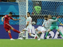 Iran tersentak. Di menit ke-62, sebuah gol bisa mereka lesakkan lewat kaki Saeid Ezatolahi memanfatakan kemelut tendangan bebas. (Foto: Richard Heathcote/Getty Images)