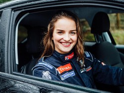 Masih Muda, Cantik, Juara Reli FIA Lagi, Bikin Klepek-klepek