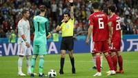 Hasilnya, gol itu dianulir dan Iran gagal menyamakan skor. Wasit meminta laga dilanjutkan tanpa bisa diprotes. (Foto: Julian Finney/Getty Images)