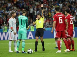 Hasilnya, gol itu dianulir dan Iran gagal menyamakan skor. Wasit meminta laga dilanjutkan tanpa bisa diprotes. (Foto: Julian Finney/Getty Images)