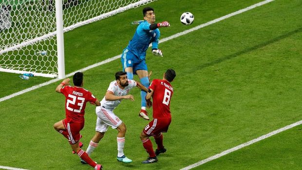 Ulah Diego Costa menginjak kaki kiper timnas Iran Alireza. (