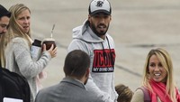 Itu diumumkan lewat Instagram miliknya. Kabar menggembirakan itu dirayakan bersamaan setelah Suarez mencetak gol ke gawang Arab Saudi.  (Eitan Abramovich/AFP)