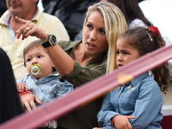 Sofia merupakan istri Suarez. Jadian sejak usia 15 tahun, mereka menikah pada 2009.  (David Ramos/Getty Images)