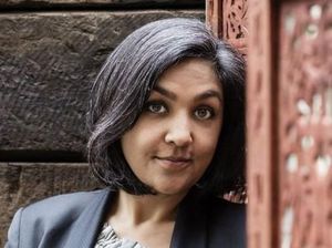 Penulis Ini Menang Penghargaan karena Tulis Ulang Cerita Shakespeare