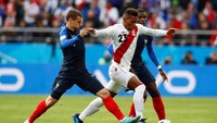 Pedro Aquino berusaha melewati Antoine Griezmann dan Paul Pogba. Reuters/Jason Cairnduff.