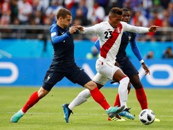 Pedro Aquino berusaha melewati Antoine Griezmann dan Paul Pogba. Reuters/Jason Cairnduff.