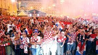 Harapan dari para suporter untuk dapat melihat timnas Kroasia berlaga di putaran-putaran pertandingan selanjutnya semakin tinggi. Antonio Bronic/Reuters.