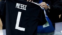Legenda sepakbola Argentina Maradona pun diibaratkan tahu bahwa Messi pasti kalah. Ia pun menenteng jersey Messi bernomor punggung L atau Loser. (Foto: Twitter)