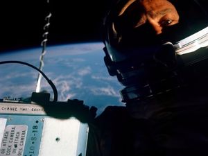 Mengenang Selfie Pertama di Antariksa yang Laku Rp 130 Juta