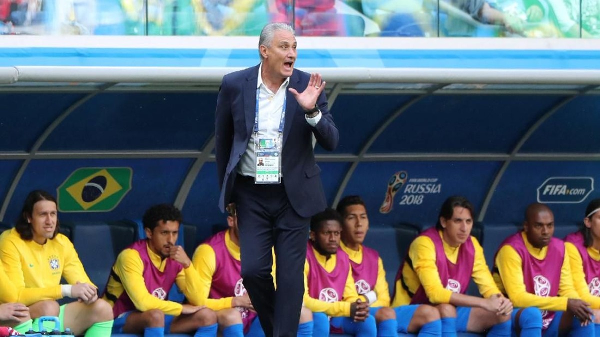 Tite mengalami cedera saat merayakan gol Philippe Coutinho ke gawang Kosta Rika. (Foto: Marcos Brindicci/Reuters)