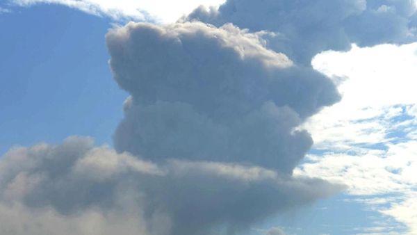 Foto: Gunung James Bond di Jepang Alami Erupsi