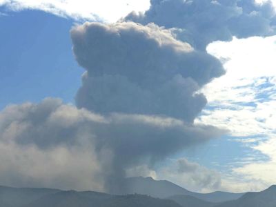 Foto: Gunung James Bond di Jepang Alami Erupsi