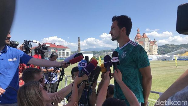 Mats Hummels saat dikerumuni media sebelum latihan dengan timnas Jerman.