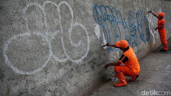 Petugas PPSU Bersihkan Coretan Vandalisme di Mampang