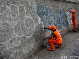 Petugas PPSU Bersihkan Coretan Vandalisme di Mampang