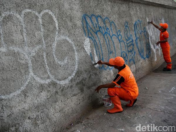 Petugas PPSU Bersihkan Coretan Vandalisme di Mampang