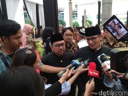 Berpakaian Serba Hitam, Sandi Uno Hadiri Halalbihalal BI-OJK