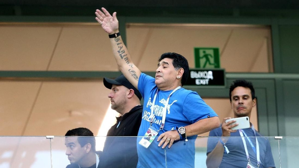 Diego Maradona menyaksikan langsung pertandingan Argentina vs Kroasia, yang berakhir dengan kekalahan Lionel Messi dkk 0-3. (Foto: Gabriel Rossi/Getty Images)
