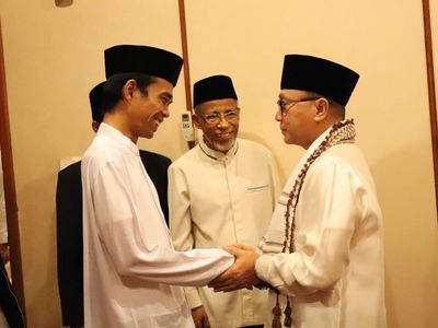 Potret Kedekatan Zulkifli Hasan dan Ustaz Somad