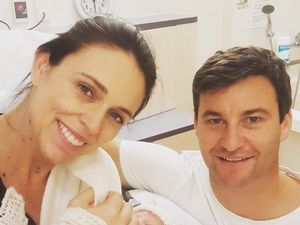 Senyum Bahagia PM Selandia Baru dan Pacar Usai Melahirkan