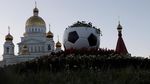 Demam Piala Dunia di Rusia: Sosis Gaya Bola, Jamban pun Ada Gawangnya