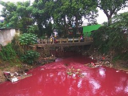 Viral Kali di Bekasi Berwarna Merah Darah, Begini Cerita di Baliknya