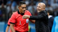 Argentina tetap kesulitan mengejar ketertinggalan. Beberapa kali pelatih Jorge Sampaoli memprotes keputusan wasit karena pemain Argentina banyak dilanggar. (Reuters/Murad Sezer)