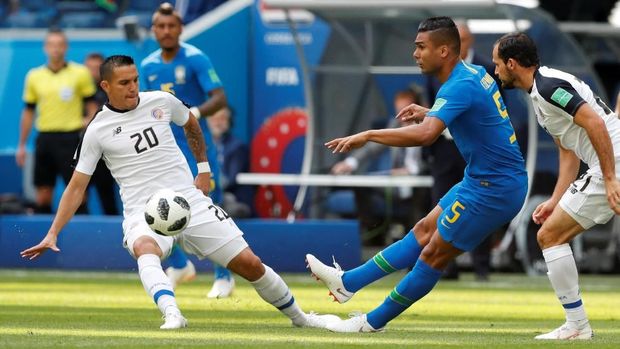 Casemiro harus keluar lapangan sesaat untuk menerima perawatan.