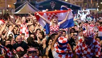 Sambil membawa bendera dan atribut timnas Kroasia para suporter ini menyanyikan yel-yel mendukung Vatreni, sebutan untuk timnas Kroasia. Antonio Bronic/Reuters.