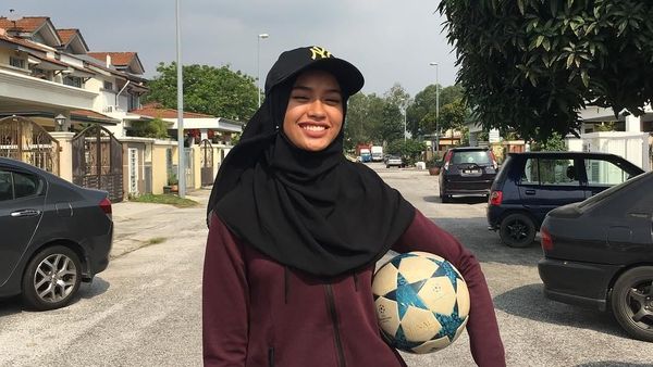 Wih Keren! Qhouirunnisa, Hijaber Cantik yang Jago Juggling Bola