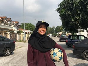 Wih Keren! Qhouirunnisa, Hijaber Cantik yang Jago Juggling Bola