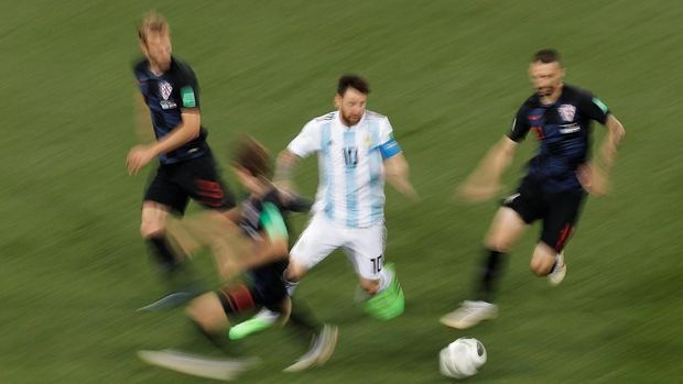 Leo Messi dikepung tiga pemain Kroasia, dalam laga yang dihelat di Nizhny Novgorod Stadium, Nizhny Novgorod, Russia, 21 Juni.