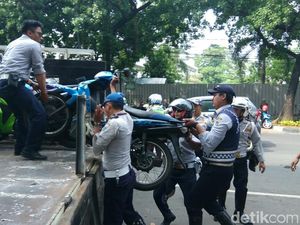 Motor Liar yang Parkir di Depan DPRD DKI Akhirnya Diangkut Dishub